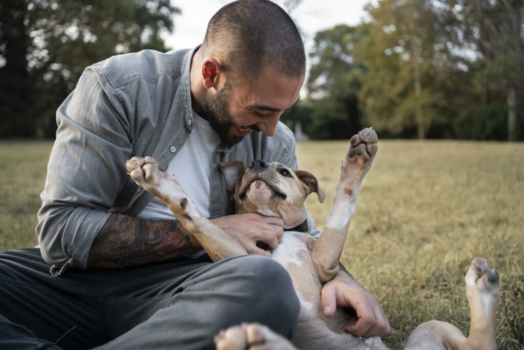 momento relax e coccole tra cane e padrone